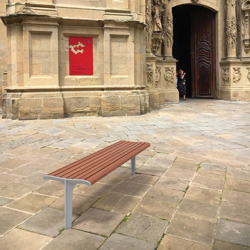 Moderne Bank für den öffentlichen Raum - EMAU SOLO - mmcité street furniture - Laubholz / Akazie / galvanisiertem Stahl