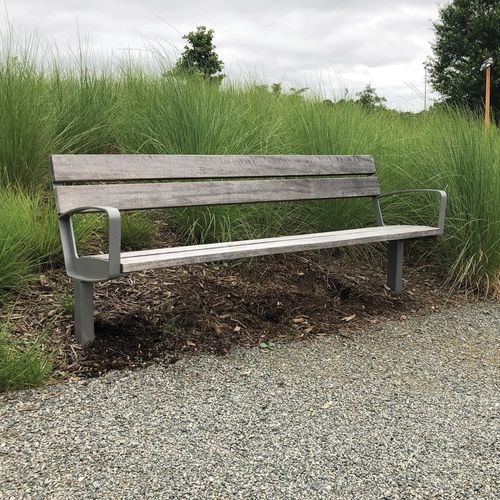 Moderne Bank für den öffentlichen Raum - INTERVERA - mmcité street furniture - Laubholz / Kiefer / Stahl