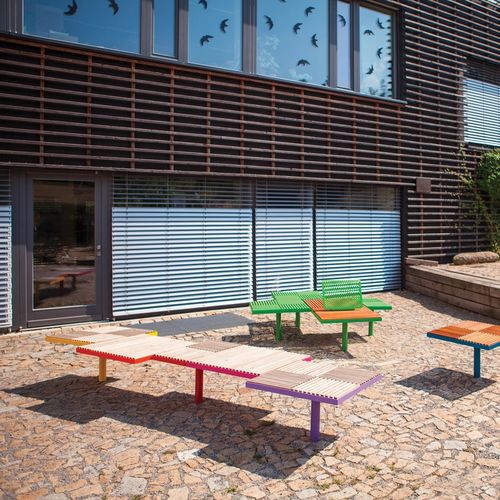 Moderne Bank für den öffentlichen Raum - PIXEL - mmcité street furniture - Laubholz / Akazie / galvanisiertem Stahl
