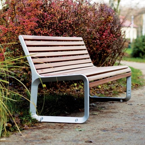 Moderne Bank für den öffentlichen Raum - PORTIQOA - mmcité street furniture - Laubholz / Tropenholz / Akazie