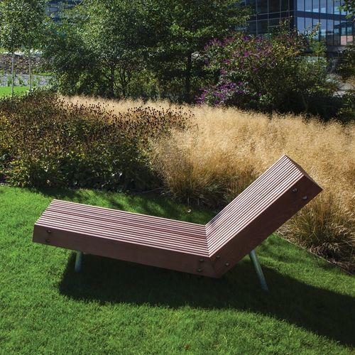 Moderne Liege - WOODY - mmcité street furniture - Laubholz / Kiefer / Kiefer