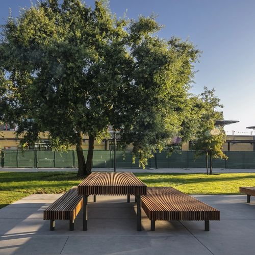 Moderner Picknicktisch - WOODY - mmcité street furniture - Laubholz / Gestell aus galvanisiertem Stahl / rechteckig