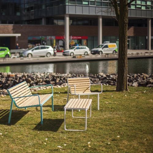 Moderner Couchtisch - STACK - mmcité street furniture - Laubholz / Tropenholz / Akazie