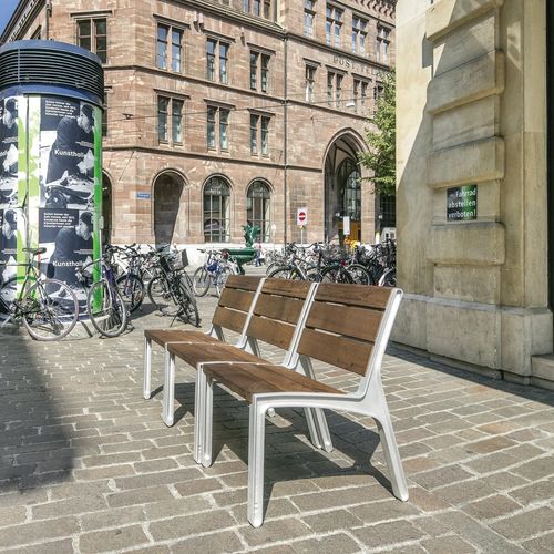Moderner Sessel für den urbanen Raum - MIELA - mmcité street furniture - Holz / Aluminiumguss / mit 4 Beinen