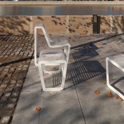 Moderner Hocker - LIMPIDO - mmcité street furniture - galvanisiertem Stahl / Gestell aus galvanisiertem Stahl / mit Kufengestell