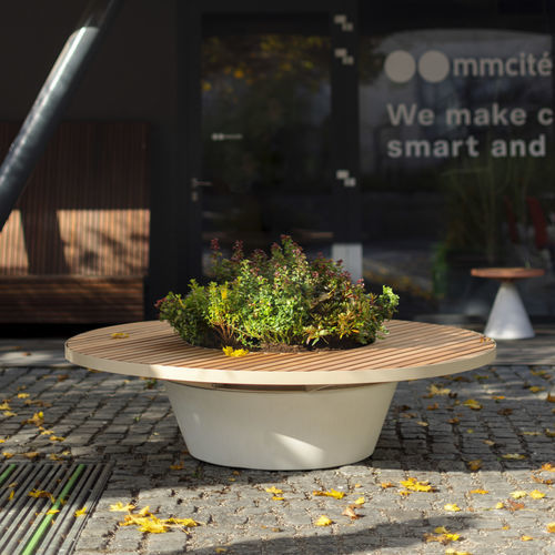 Moderne Bank für den öffentlichen Raum - CONICS - mmcité street furniture - Tropenholz / Akazie / Beton