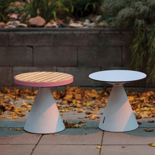 Moderner Hocker - CONICS - mmcité street furniture - Holz / HPL / Stahl
