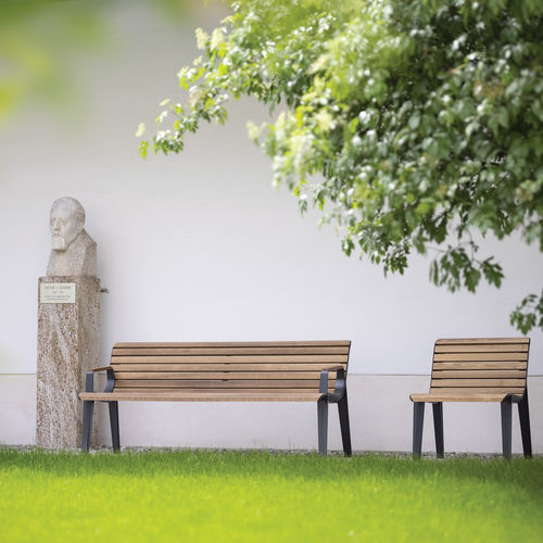 Moderne Bank für den öffentlichen Raum - EMAU - mmcité street furniture - Tropenholz / galvanisiertem Stahl / Aluminiumguss