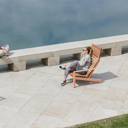 Moderner Sessel für den urbanen Raum - RIVAGE - mmcité street furniture - Tropenholz / galvanisiertem Stahl / Hochlehner
