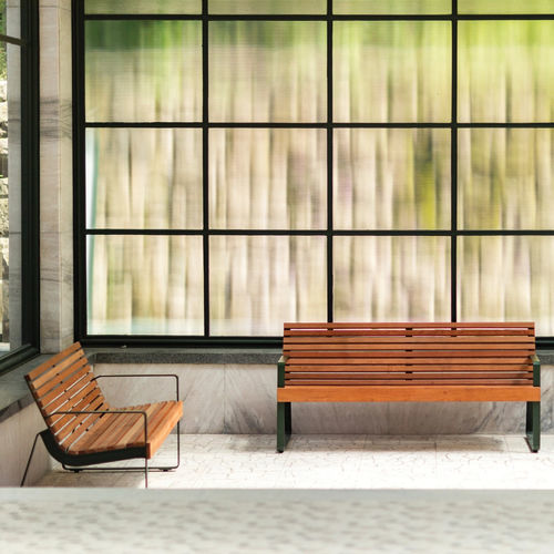 Moderne Bank für den öffentlichen Raum - PREVA URBANA - mmcité street furniture - Massivholz / galvanisiertem Stahl / mit Rückenlehne
