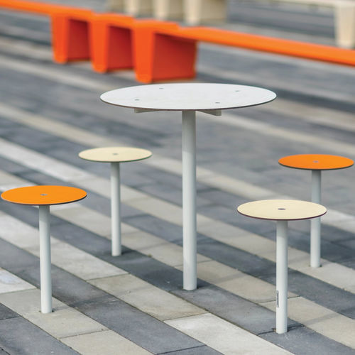 Moderner Barhocker - BISTROT - mmcité street furniture - HPL / Gestell aus galvanisiertem Stahl / mit Mittelfuß