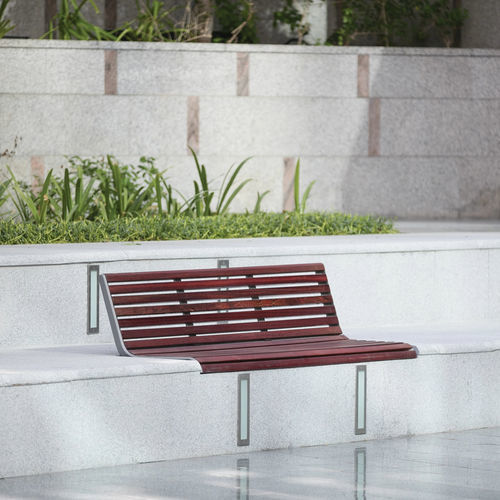 Moderne Bank für den öffentlichen Raum - PORT - mmcité street furniture - Laubholz / Akazie / Aluminiumguss