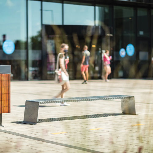 Moderne Bank für den öffentlichen Raum - SINUS - mmcité street furniture - galvanisiertem Stahl / Lochblech / ohne Rückenlehne