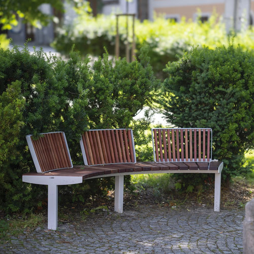 Moderne Bank für den öffentlichen Raum - VERA SOLO - mmcité street furniture - Laubholz / Kiefer / galvanisiertem Stahl