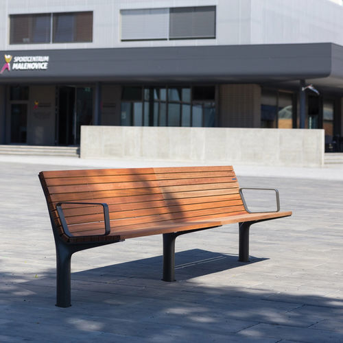 Moderne Bank für den öffentlichen Raum - VLTAU - mmcité street furniture - Laubholz / Akazie / Aluminiumguss