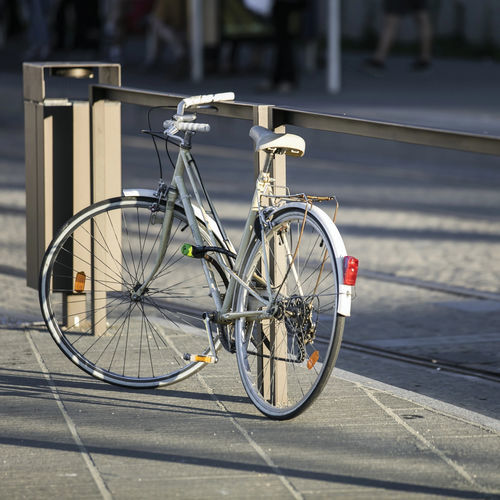 Edelstahlgeländer - LOTLIMIT - mmcité street furniture - Kabel / mit Stangen / für Außenbereich