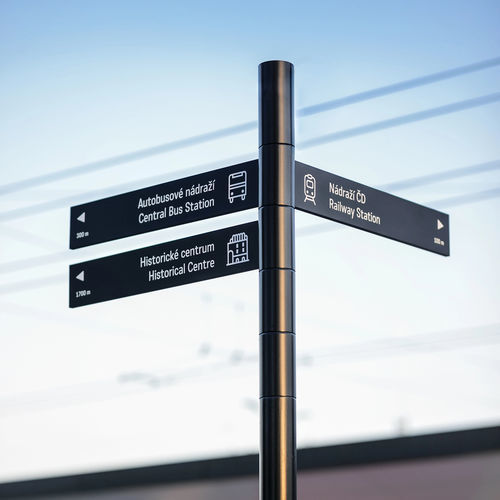 Bodenstehendes Schild - OS - mmcité street furniture - Aluminium / galvanisiertem Stahl / zur Orientierung