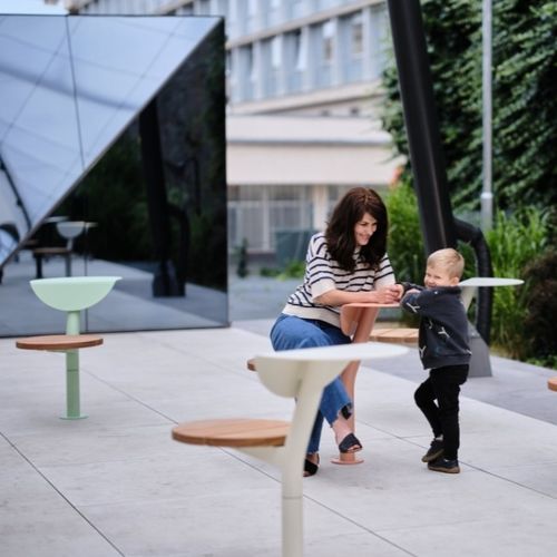 Moderne Bank für den öffentlichen Raum - MORESE DOT - mmcité street furniture - Stahl / Holz / für Spielplätze