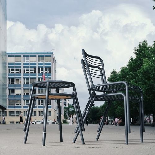 Moderne Bank für den öffentlichen Raum - FLANEUR - mmcité street furniture - Stahl / Holz / für Außenbereich