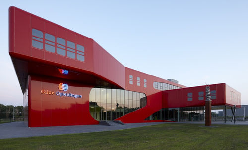 Paneel-Fassadenverkleidung - GILDE SCHOOL - EURAMAX COATED PRODUCTS - Metall / Hochglanz / Metalloptik