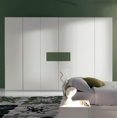 Moderner Kleiderschrank - DREAM - Fimar Srl - lackiertes Holz / mit Schwingtür / mit integriertem Fernseher