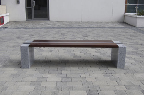 Moderne Bank für den öffentlichen Raum - S83 - Omos Ltd. - Edelstahl / Granit / Iroko