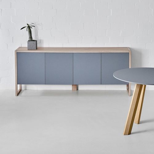Modernes Sideboard - SENA - vitamin design - Eiche / Massivholz / lackiertes MDF