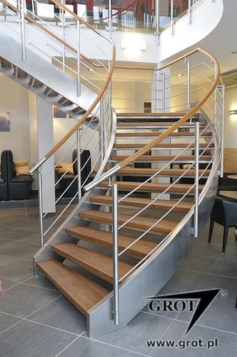 Halbgewendelte Treppe - WSTĘGOWE 2 - GROT - rundgewendelt / Holzstufen / mit Metallstruktur
