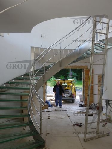 Halbgewendelte Treppe - WSTĘGOWE 10 - GROT - schrägverzahnt / Glasstufen / mit Metallstruktur