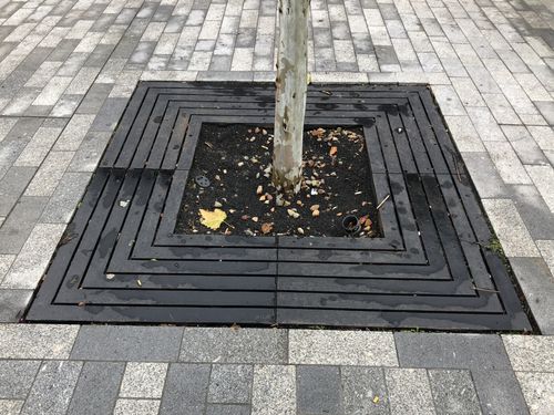 Quadratisches Baumgitter - AARE - ANAE street furniture - Gusseisen