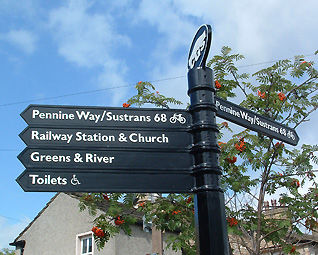 Schild zur Orientierung - Architectural Street Furnishings - bodenstehend / Stahl / für Außenbereich