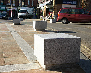 Sicherheits-Sperrpfosten - Architectural Street Furnishings - stationär / Granit / hoch