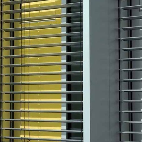 Aluminium-Sonnenschutzlamelle - Solaris Tende srl - für Fassaden / für Fenster / vertikal
