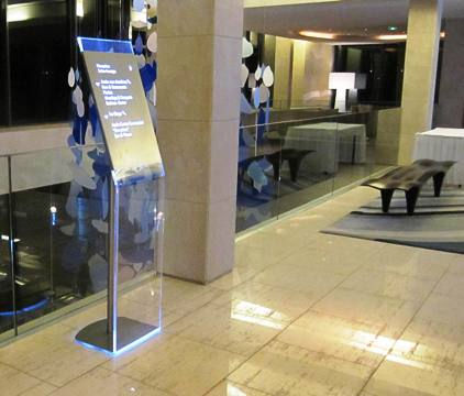 Bodenstehendes Schild - RADISSON BLU DAKAR - Signo - Aluminium / beleuchtet / zur Orientierung