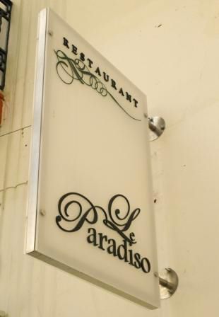 Wandmontierter Werbeträger - PARADISO - Signo - für Außenbereich / beleuchtet / Glas