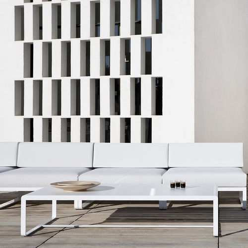 Moderner Couchtisch - SIT - bivaq - Iroko / lackiertes Aluminium / Gestell aus Aluminium