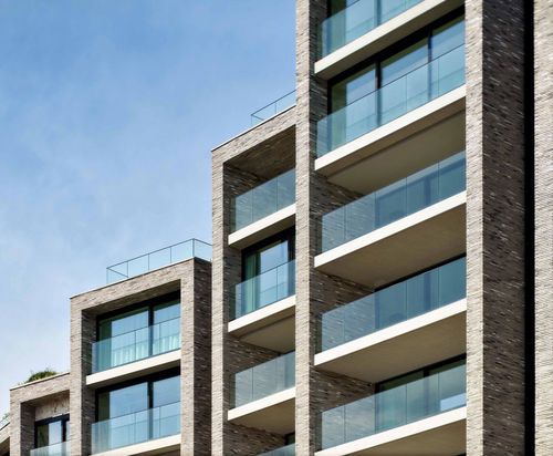 Platten-Balkon - GROOVEE™ - EeStairs - Glas / Beton / rahmenlos