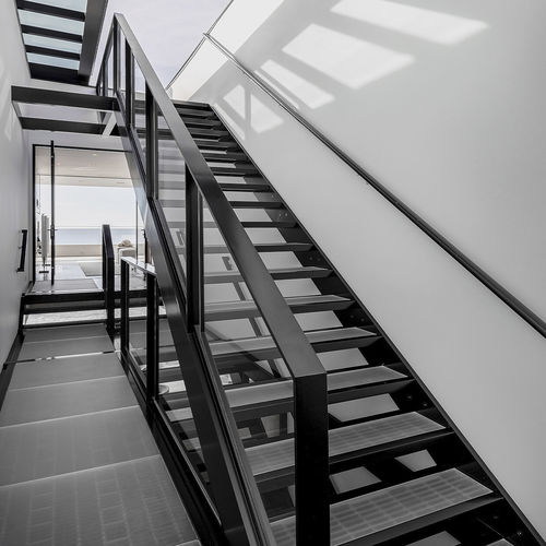 High-End-Treppe - TAYLOR, MALIBU, CALIFORNIA - EeStairs - gerade / Glasstufen / mit lackierter Stahlstruktur