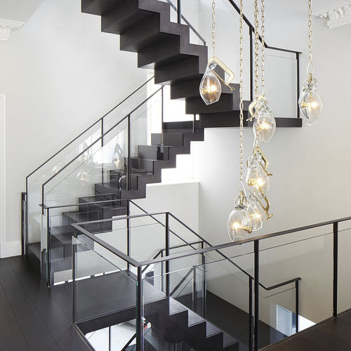 High-End-Treppe - EMPEROR'S GATE, LONDON - EeStairs - halbgewendelt / Holzstufen / mit lackierter Stahlstruktur