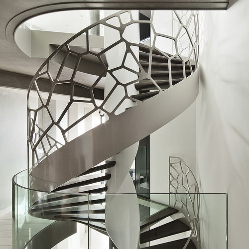 High-End-Treppe - LE HAVRE - EeStairs - schrägverzahnt / Holzstufen / mit lackierter Stahlstruktur