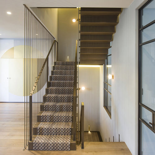 High-End-Treppe - HORNTON STREET, LONDON - EeStairs - halbgewendelt / Metallstufen / mit lackierter Stahlstruktur