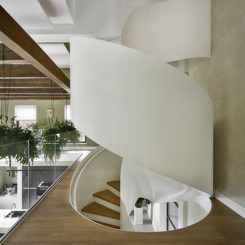 High-End-Treppe - OUDENDIJK, BLOEMENDAAL - EeStairs - schrägverzahnt / Holzstufen / mit Metallstruktur