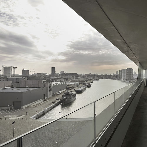 Metallgeländer - HAVENHUIS, ANTWERPEN - EeStairs - Glasplatten / für Außenbereich / für den Innenraum