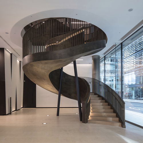 High-End-Treppe - BIRD & BIRD, LONDON - EeStairs - schrägverzahnt / Holzstufen / mit lackierter Stahlstruktur