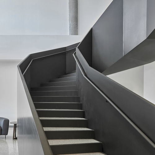High-End-Treppe - BATA SHOE FACTORY, BATAWA, ONTARIO - EeStairs - halbgewendelt / Steinstufen / mit lackierter Stahlstruktur