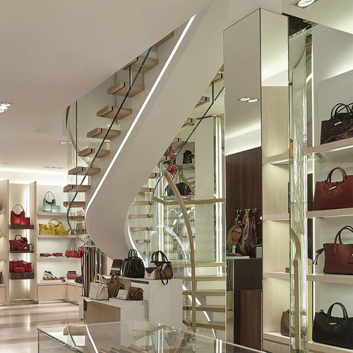 High-End-Treppe - LONGCHAMP, LIEGE - EeStairs - schrägverzahnt / mit Stufen aus Eiche / mit lackierter Stahlstruktur