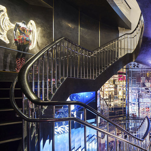 High-End-Treppe - VICTORIA'S SECRET, 5TH AVE, NEW YORK - EeStairs - schrägverzahnt / Metallstufen / mit Metallstruktur