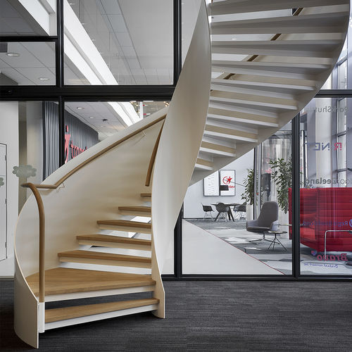 High-End-Treppe - STATIONSGEBOUW, HILVERSUM - EeStairs - schrägverzahnt / Holzstufen / mit lackierter Stahlstruktur