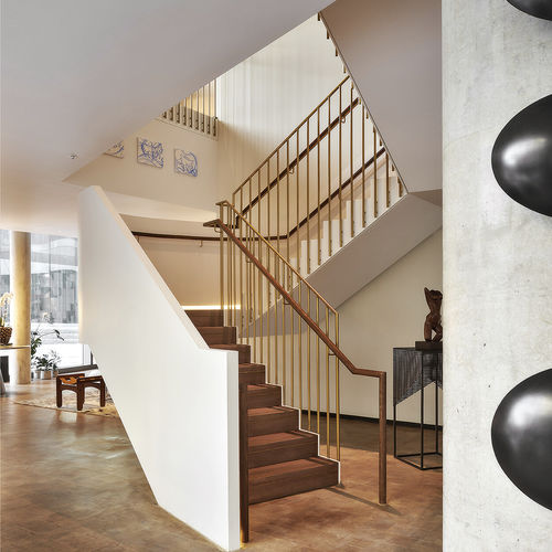 High-End-Treppe - ONE BLACKFRIARS HOTEL, LONDON - EeStairs - schrägverzahnt / Holzstufen / mit Metallstruktur