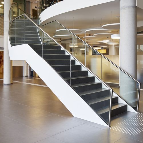 High-End-Treppe - UZ GENT ATRIA POLIKLINIEK - EeStairs - rundgewendelt / Betonstufen / mit lackierter Stahlstruktur